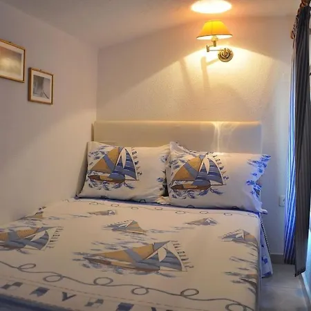 Yades Elegant 2 Minutes Away From The *