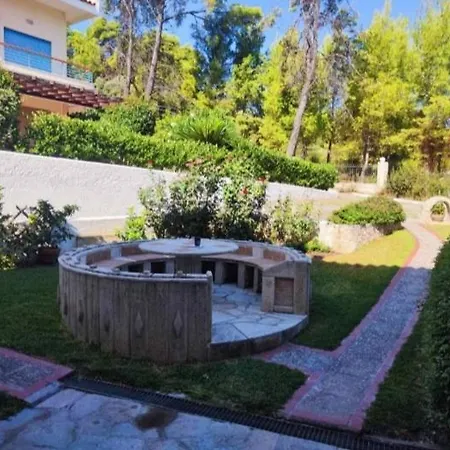 Yades Elegant 2 Minutes Away From The *