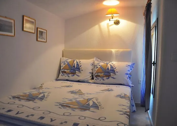 Yades Elegant 2 Minutes Away From The *